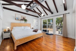 2 bedrooms, desk, iron/ironing board, travel crib