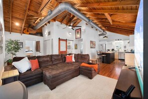 Téléviseur connecté, foyer, livres, chaîne audio