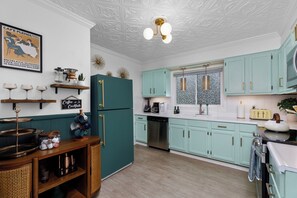 Fridge, microwave, oven, stovetop - Green Cottage w/ 3 King Beds Peaceful Yet Minutes to Attractions & Arrowhead! (Kansas City)