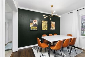 Dining - Green Cottage w/ 3 King Beds Peaceful Yet Minutes to Attractions & Arrowhead! (Kansas City)