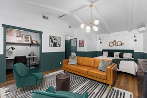 4 bedrooms, desk, iron/ironing board, free WiFi