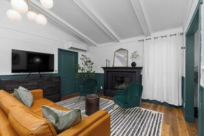 Smart TV, books - Green Cottage 3 King beds Central Location Peaceful mins to Leawood, Waldo, OP (Kansas City)