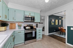 Coffee/tea maker, fridge, microwave, oven - Green Cottage 3 King beds Central Location Peaceful mins to Leawood, Waldo, OP (Kansas City)