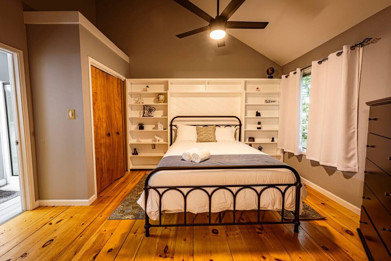 2 bedrooms, iron/ironing board, travel cot, WiFi