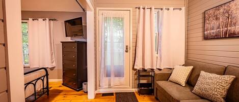 Una televisión, una chimenea