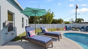 A heated pool - Premium Modern Pool Home- 1 Mile to Downtown & 3 Miles to Beaches (Jensen Beach)