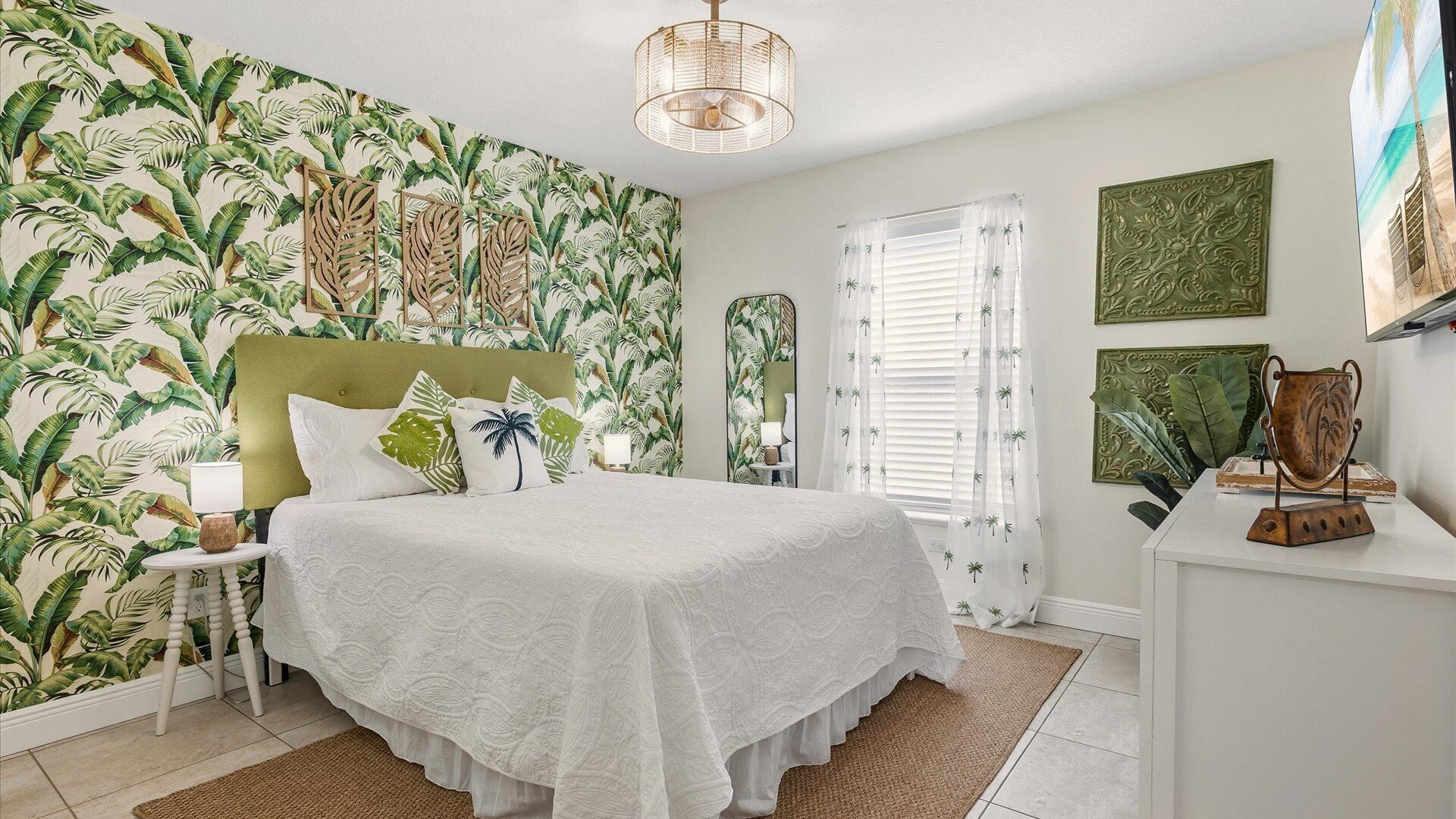 Quarto com cama, mesa de cabeceira, espelho e cômoda.