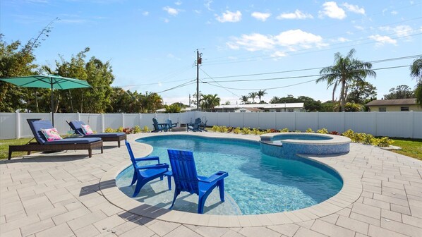A heated pool - Premium Modern Pool Home- 1 Mile to Downtown & 3 Miles to Beaches (Jensen Beach)