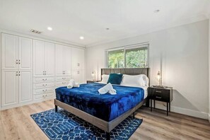 5 slaapkamers, een strijkplank/strijkijzer, reisbedje, wifi
