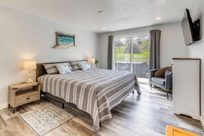 4 bedrooms, desk, iron/ironing board, travel cot - 3 Mi to Beach: Oregon North Coast Retreat (Warrenton)