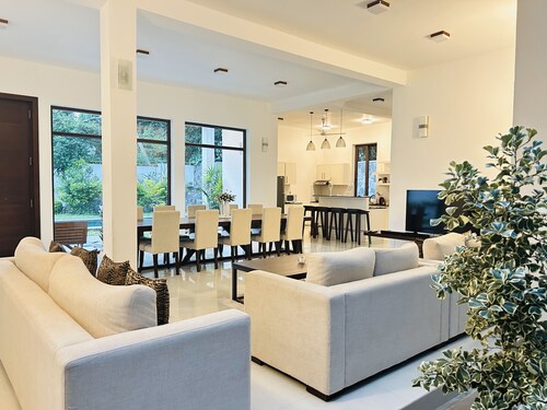 Spacious villa in charming Kandy with AC, Wi-Fi, fitness room.