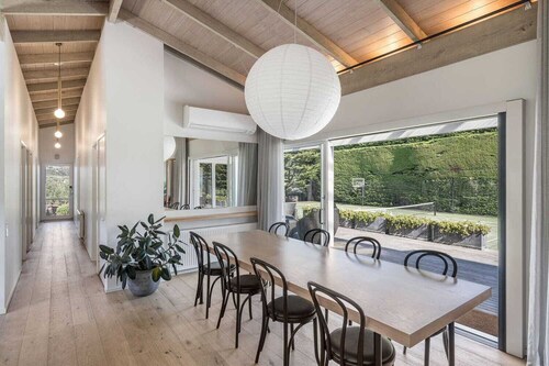 Resort-style 4-bedroom, tennis court, pool, spa, gardens, alfresco in Portsea