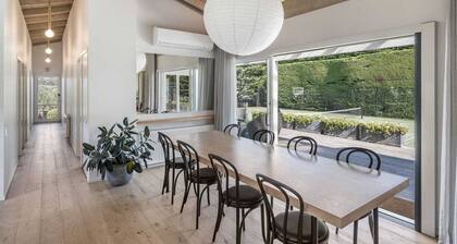 Resort-style 4-bedroom, tennis court, pool, spa, gardens, alfresco in Portsea