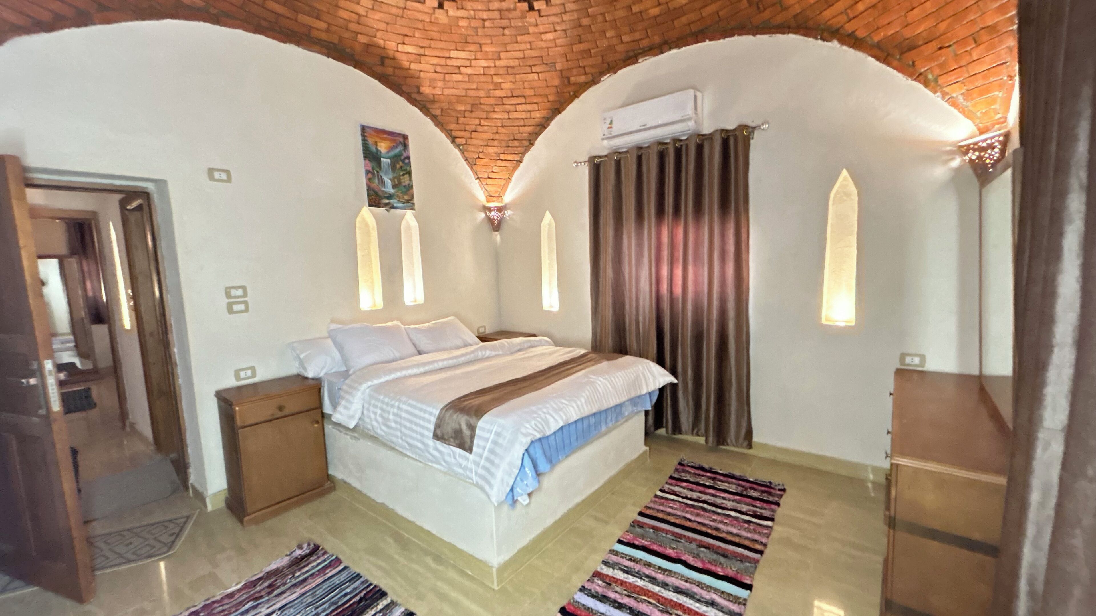 6 bedrooms, iron/ironing board, bed sheets