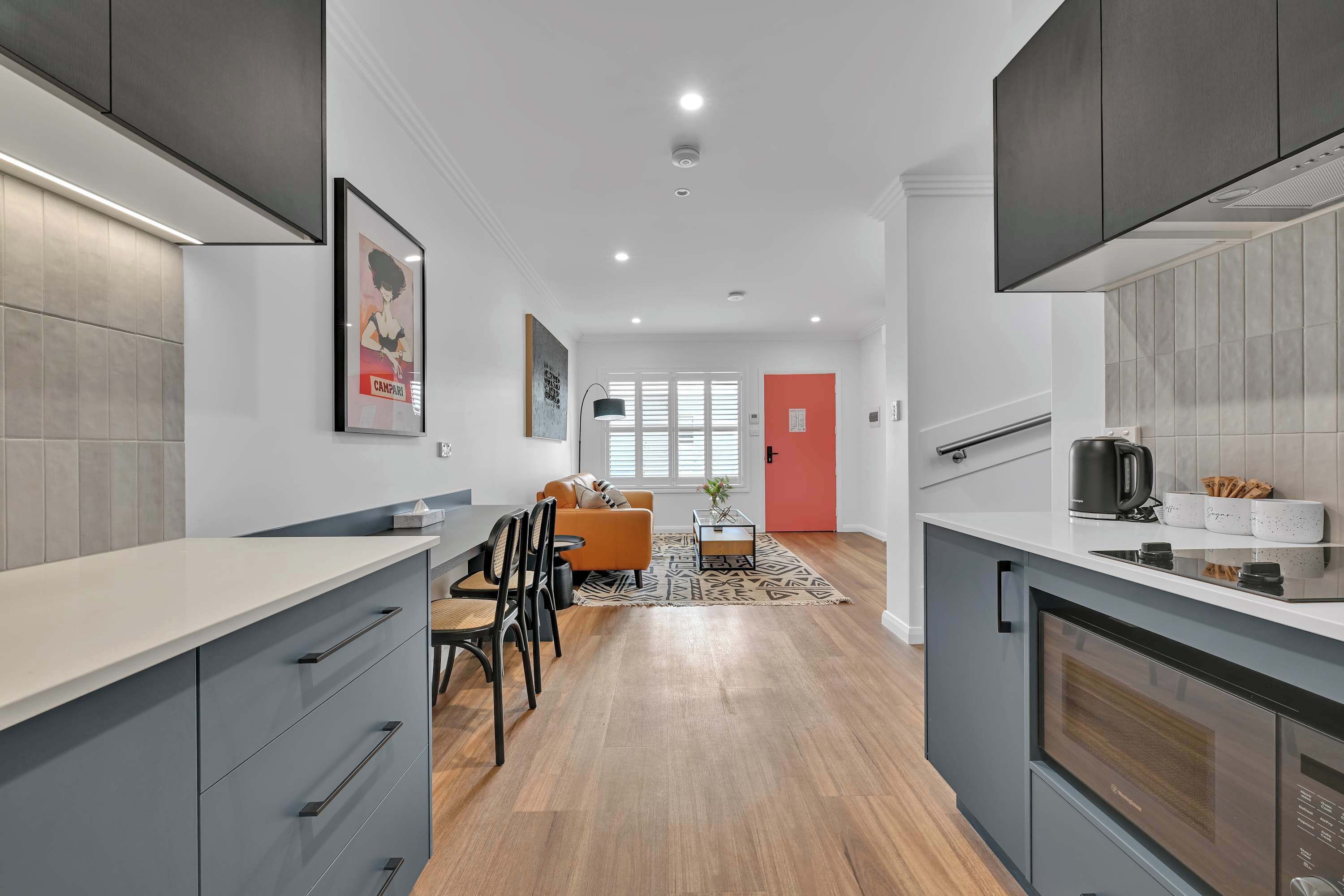 Køleskab, mikrobølgeovn, kogeplade, kaffe-/temaskine