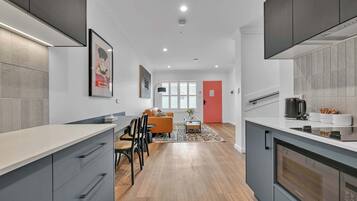 Køleskab, mikrobølgeovn, kogeplade, kaffe-/temaskine