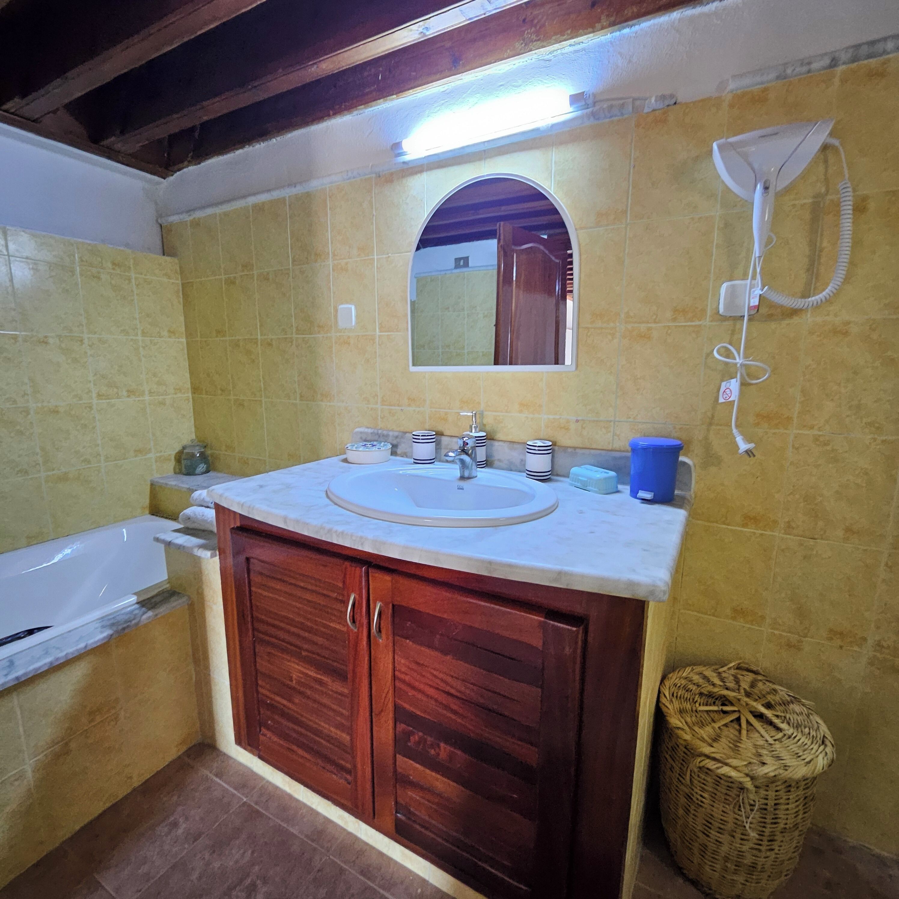 Family House | Bathroom | Combined shower/bathtub, hair dryer, bathrobes, towels