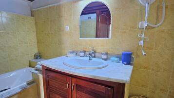 Family House | Bathroom | Combined shower/bathtub, hair dryer, bathrobes, towels