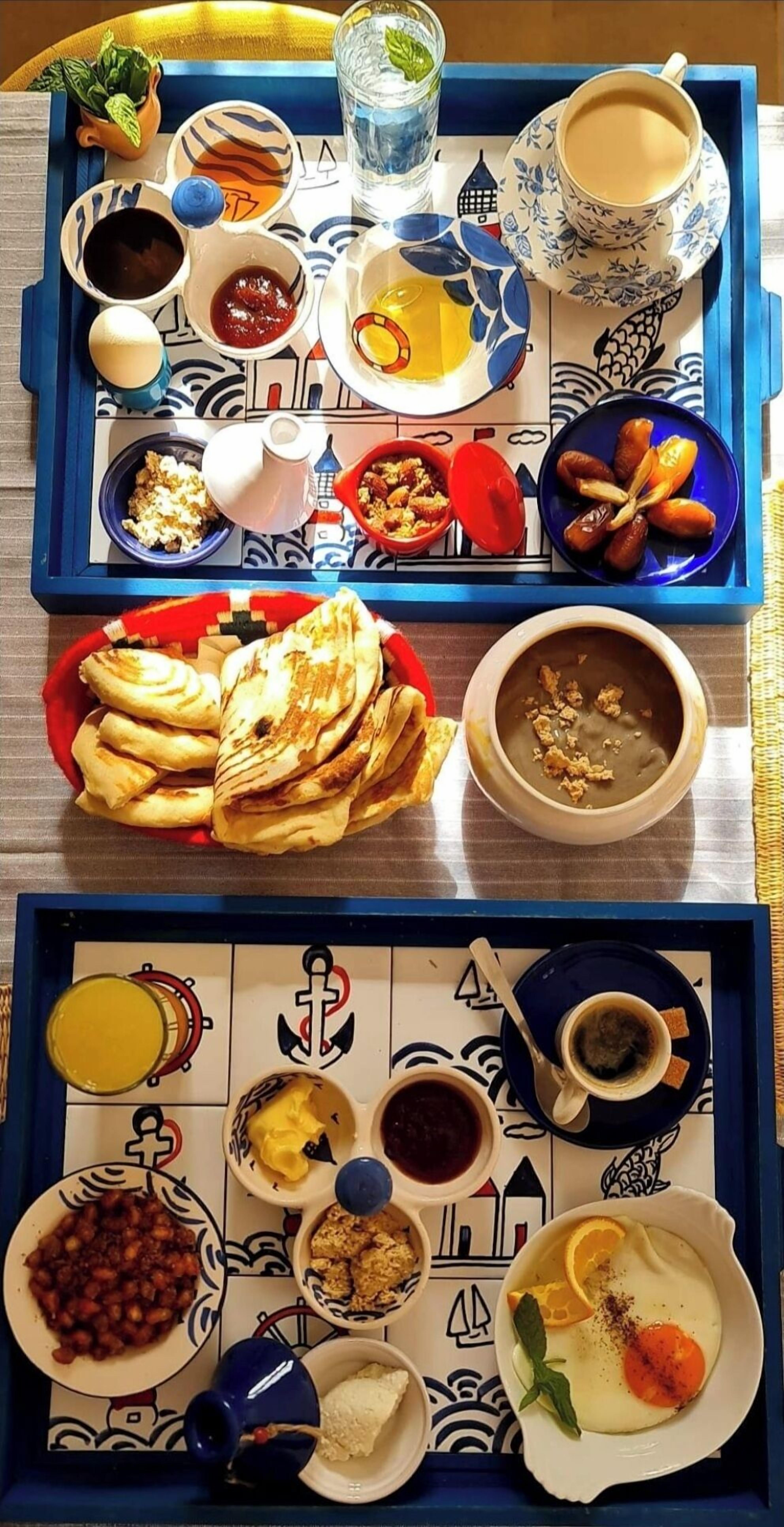 Un plateau contenant divers éléments pour le petit-déjeuner, notamment des œufs, des toasts et des boissons.