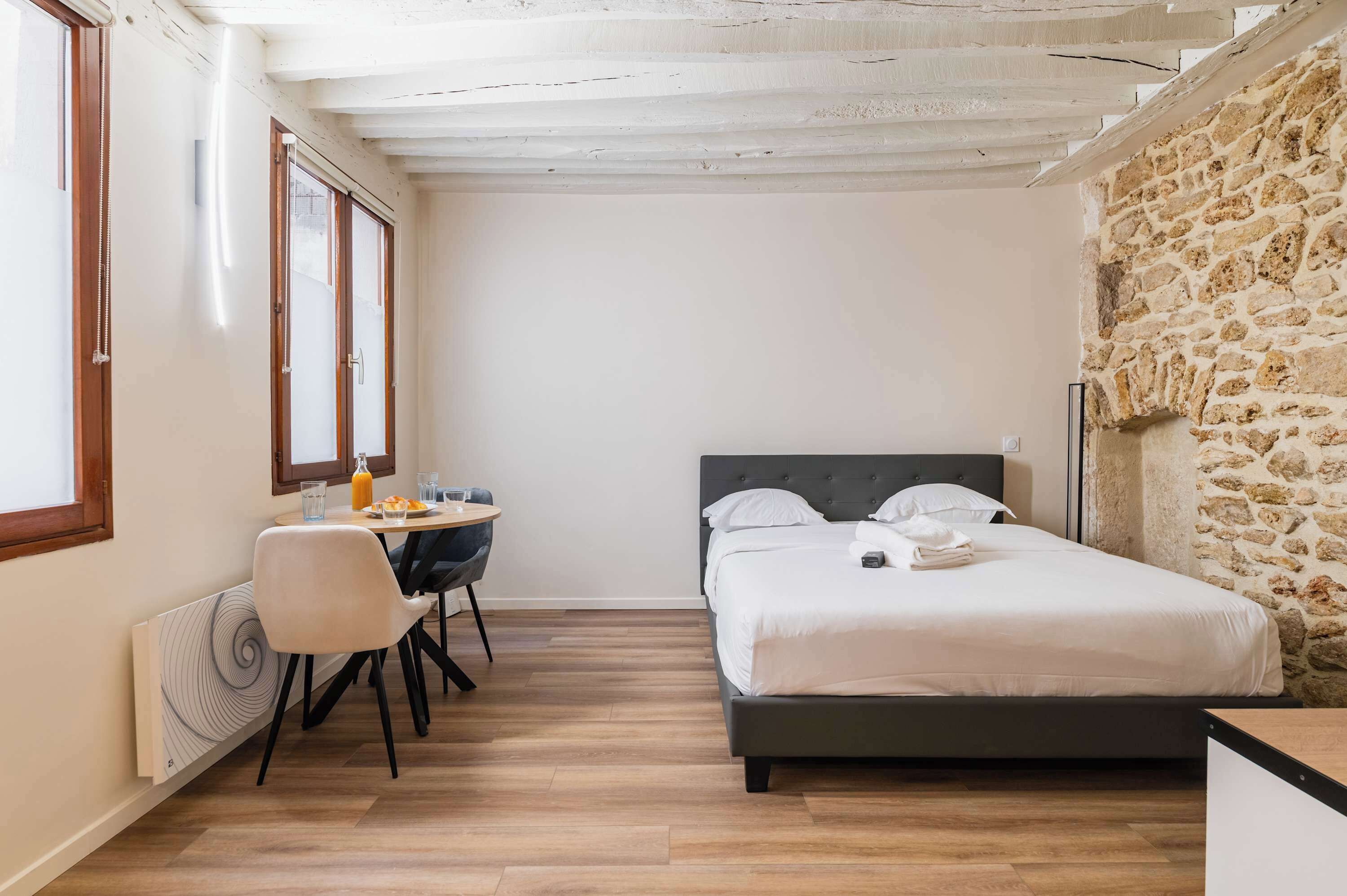 Tabla de planchar con plancha, wifi y ropa de cama 