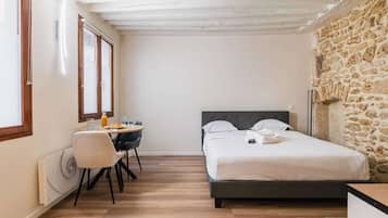 Tabla de planchar con plancha, wifi y ropa de cama