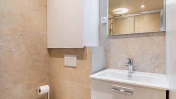 Douche, sèche-cheveux, serviettes fournies