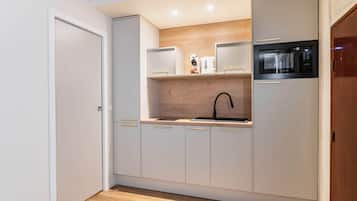 Réfrigérateur, micro-ondes, plaque de cuisson, cafetière/bouilloire