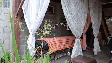 Body scrub, perawatan wajah, refleksiologi, 1 ruang perawatan, dan pijat