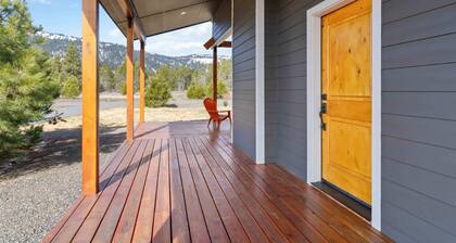 NEW! Fam Cabin w/ AC, Fire Pit & Outdoor Games! | 10 min to Tamarack Resort & 5 min to Boat Launch