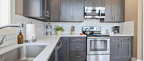 Refrigerador, microondas, horno, placa de cocina