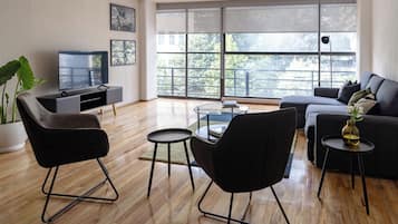Family Apartment, City View | Living area
