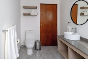 Haartrockner, Handtücher, Seife, Shampoo