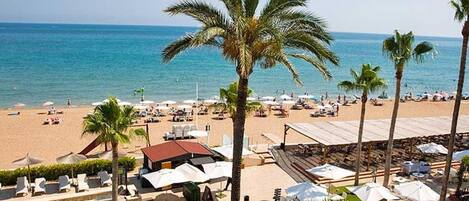 Una spiaggia nelle vicinanze
