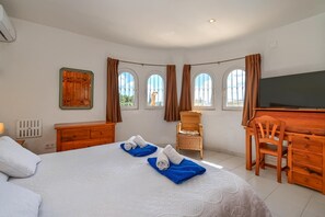 4 bedrooms, iron/ironing board, WiFi, bed sheets