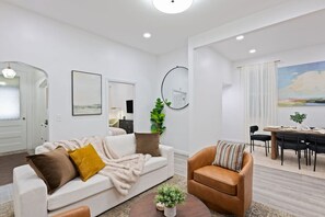 Smart-TV, Videospiele, Tischtennisplatte