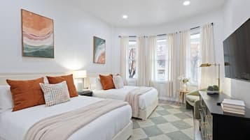 3 quartos, escrivaninha, ferros/tábuas de passar roupa, berço de viagem