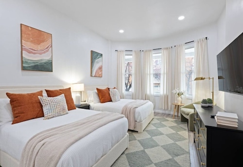 Spacious Loft for Groups with Game Room + King Bed + Skyline NYC view