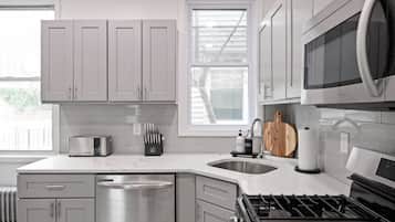 Een koelkast, een magnetron, een oven, een kookplaat