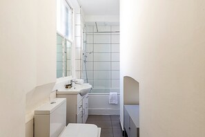 Sèche-cheveux, serviettes fournies