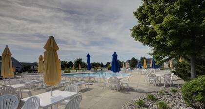 Pet Friendly, 2 Kayaks, 2 SUPS, Pool, Kids' Pool, Free* Golf & Activities, 10 Mins to Beach, 1st Fl.