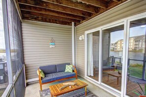 TV, fireplace - Pet Friendly, 2 Kayaks, 2 SUPS, Pool, Kids' Pool, Free* Golf & Activities, 10 Mins to Beach, 1st Fl. (Ocean View)