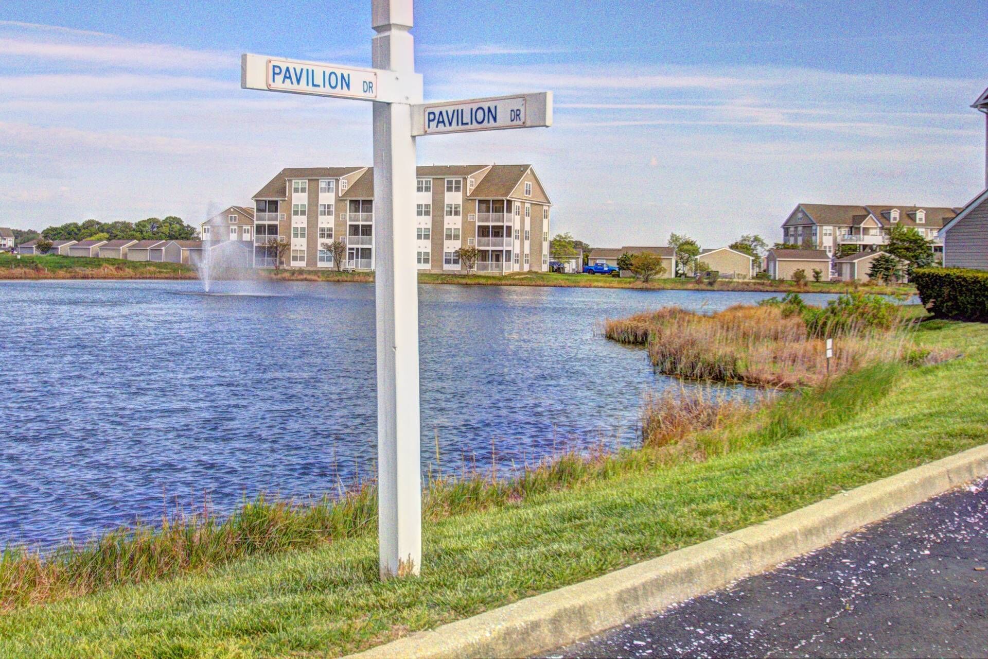 Ein Straßenschild am Ufer mit der Aufschrift 'Pavillion Dr' auf beiden Seiten.