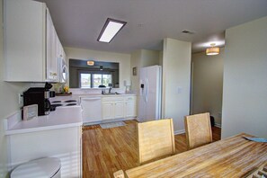 Fridge, microwave, dishwasher, coffee/tea maker - Pet Friendly, 2 Kayaks, 2 SUPS, Pool, Kids' Pool, Free* Golf & Activities, 10 Mins to Beach, 1st Fl. (Ocean View)