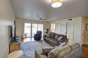 TV, fireplace - Pet Friendly, 2 Kayaks, 2 SUPS, Pool, Kids' Pool, Free* Golf & Activities, 10 Mins to Beach, 1st Fl. (Ocean View)