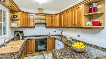 Een koelkast, een magnetron, een oven, een vaatwasser