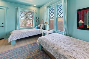 2 habitaciones, tabla de planchar con plancha y cuna de viaje