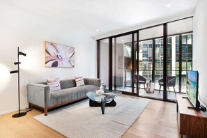 TV, offices - Spacious Modern Apartment with Pool & Gym Access (Southbank)