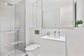 Douche, sèche-cheveux, serviettes fournies