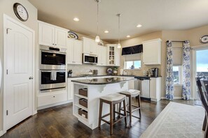 Fridge, microwave, oven, stovetop - Clear Estate! Spacious Retreat with BBQ & Views (Colorado Springs)