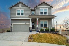 Exterior - Clear Estate! Spacious Retreat with BBQ & Views (Colorado Springs)